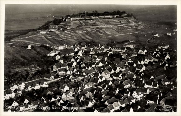 Ak Asperg in Württemberg, luchtfoto van heuvel met wijngaarden, huizen op de voorgrond