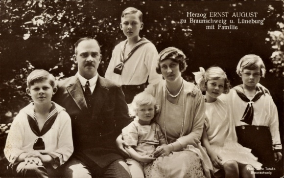 Postcard Duke Ernst August of Brunswick with family, Victoria Luise, children