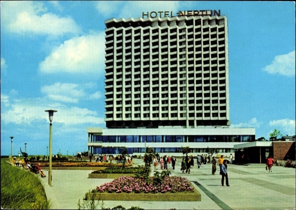 Postcard Ostseebad Warnemünde Rostock, Hotel Neptun, passers-by