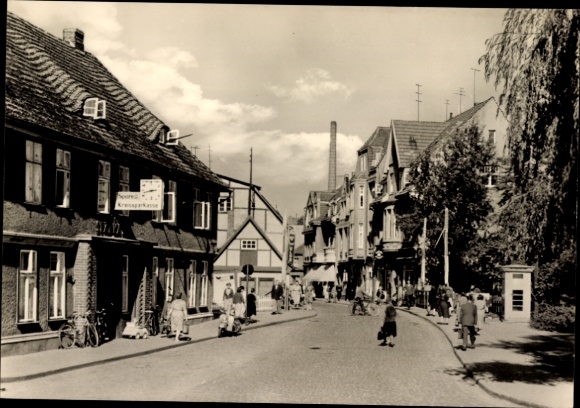 Postcard Lübz in Mecklenburg, Ernst-Thälmann-Straße, Kreissparkasse