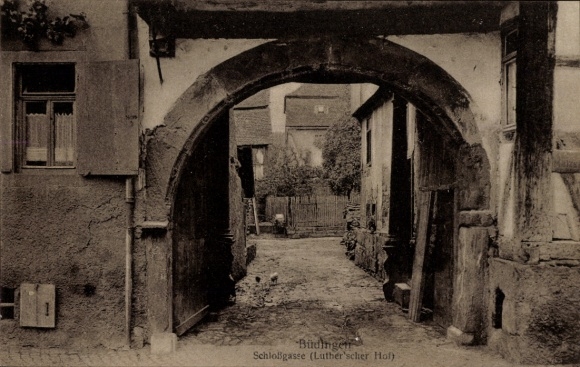 Postcard Büdingen in Hesse, arch, Schloßgasse, Luther'scher Hof, historical buildings