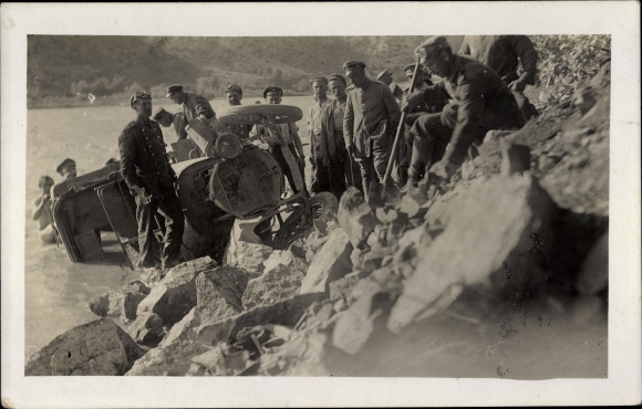 Photo Postcard German soldiers in World War I, car accident on rocky coast, salvage