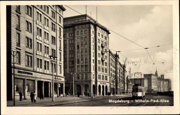 Postcard Magdeburg on the Elbe, Wilhelm Pieck Allee, tram