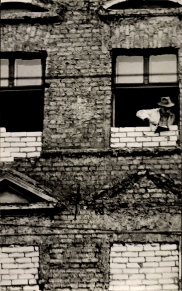 Postcard Berlin, Bernauer Straße, bricklayer bricking up windows, Berlin Wall