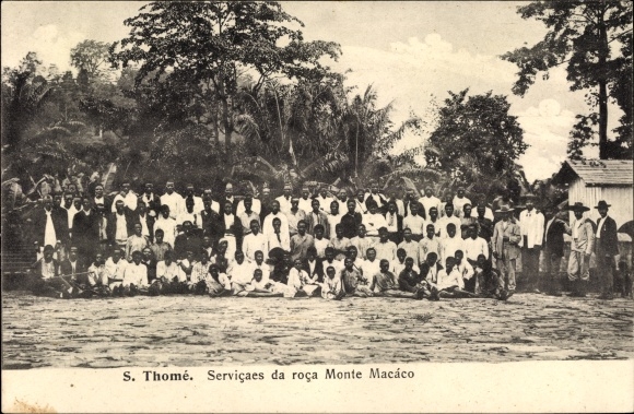 Ansichtkaart Sao Tomé en Principe, Servicaes da roca Monte Macaco, groepsfoto