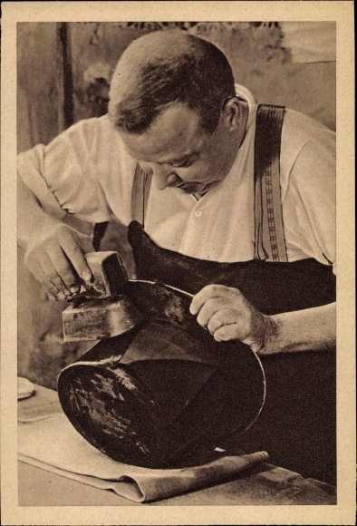 Postcard The last silk hat maker from Berlin, WHW, top hat, bumping the seam
