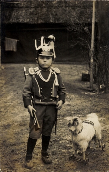 Foto Ak Kleiner Junge als Soldat in Paradeuniform, Spielzeugtier