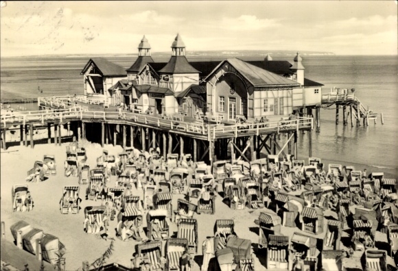Ak Ostseebad Sellin op Rügen, uitzicht op de kust, houten gebouwen, strandstoelen, zee, pier