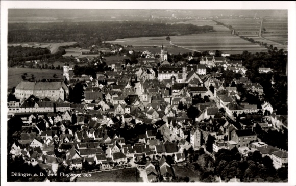 Ak Dillingen an der Donau , Luftaufnahme von Dillingen,  Gebäude, Stadtansicht, ländliche Umgebun
