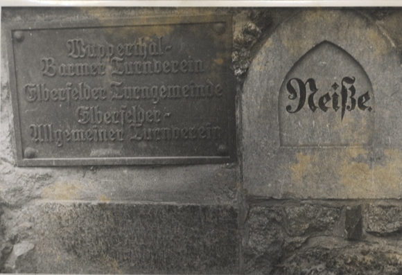 Original Foto Berlin Neukölln, Volkspark Hasenheide, Turnverein Widmungstafel, 1946, ca. 13 x 18 cm