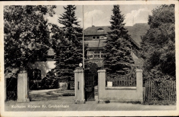 Ak Rödern Großenhain Saksen, Kurheim Rödern, grote bomen, gebouw, hek, poort,