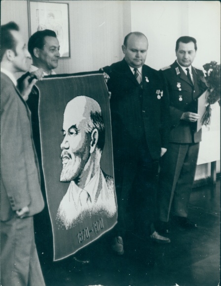 Photo Berlin Prenzlauer Berg, men with Lenin poster, soldier, NVA, photographer Karl Heinz Drowski