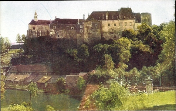 Ak Raabs an der Thaya in Niederösterreich, Burg auf einem Hügel, umgeben von Bäumen, Wasser im Vo