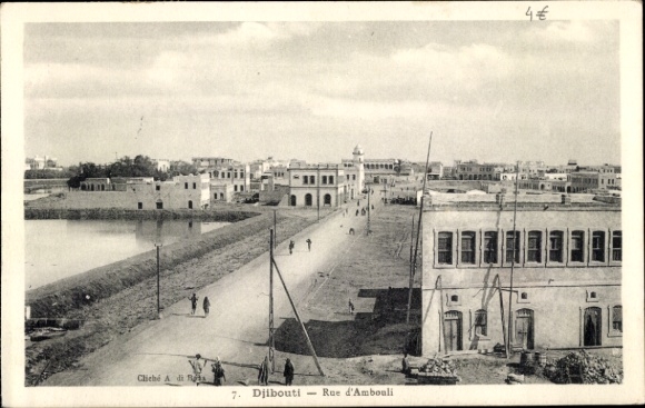Ak Djibouti Dschibuti, Vorderansicht der Rue d'Ambouli, Stadtansicht, Gebäude, Menschen