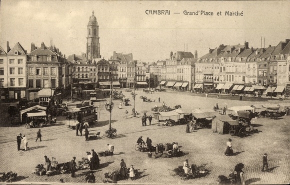 Ak Cambrai Nord, Grand' Place mit Markt,  Gebäude, Menschen, Straßenbahn