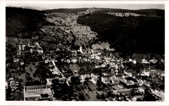 Ak Grenzach Wyhlen am Rhein, Luftaufnahme von  grüne Hügel, alte Architektur, Blick auf die Stadt