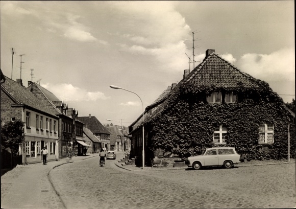 Ak Klütz in Mecklenburg, Ernst Thälmann Straße, Trabant