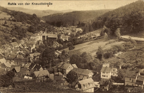 Ak Ruhla in Thüringen, Blick auf  Knaudtstraße, Häuser, Hügel, Ackerland