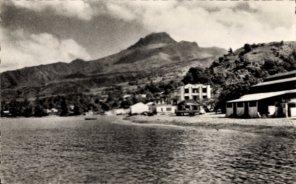 Ak Saint Pierre Martinique, Berg, Mont-Pelé, Küste, Gebäude, Wasser