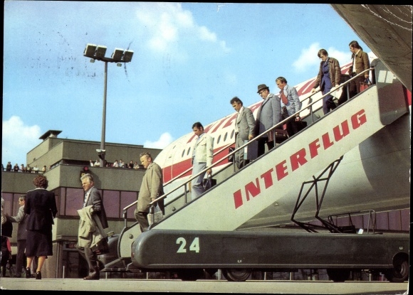KP Schönefeld pod Berlinem, pasażerowie wysiadają z samolotu NRD Interflug