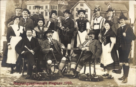 Foto Ak Hagnau am Bodensee, Theatergesellschaft 1910, Menschen in Trachten