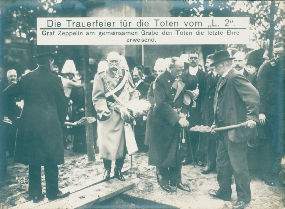 Postcard Funeral service for the casualties of the Navy airship L 2, LZ 18, Graf Zeppelin at the grave