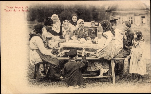 Postcard Russia, Types de Russie, Russians at the dining table, peasant family, samovar