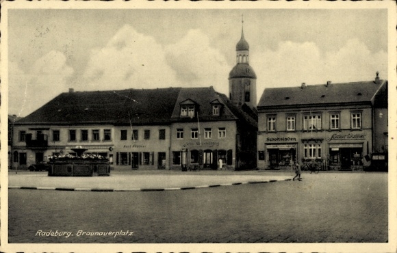 Postcard Radeburg in Saxony, Braunauerplatz, houses, church tower, black and white photo
