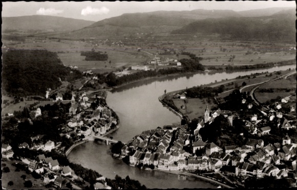 Ak Laufenburg am Hochrhein, Luftaufnahme von Laufenburg, Flusslandschaft, Gebäude, Natur