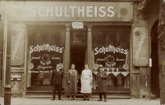 zdjęcie KP Berlin Prenzlauer Berg, Schultheiss-Ausschank, Weißenburger Straße 17, grupa przed drzwiami