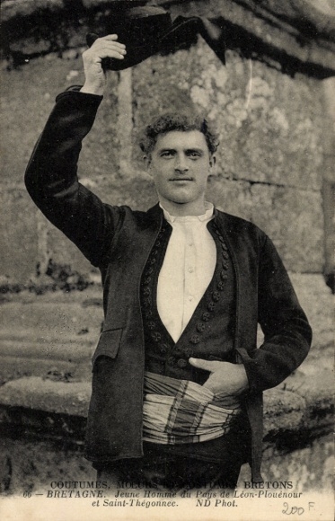 Ansichtkaart Saint Pol de Leon Finistère, man in Bretons kostuum