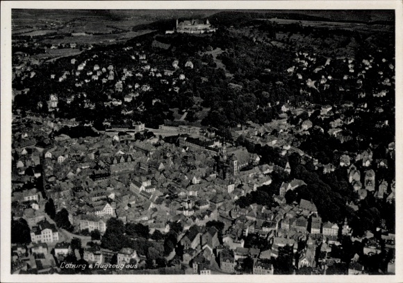 Ak Coburg in Oberfranken, Luftaufnahme von   Stadtansicht, Burg oben