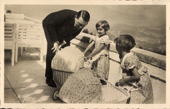 Postcard Führer and Reich Chancellor Adolf Hitler, two girls with doll carriage, at Obersalzberg