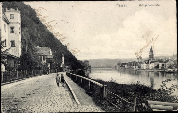 KP Passau w Dolnej Bawarii, Holzgartenstraße, dwójka dzieci, rzeka, domy