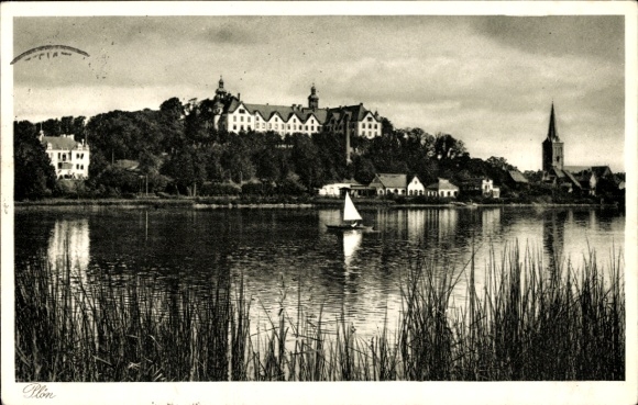 Ak Plön am See Holstein, Historisches Gebäude auf Hügel, Segelboot auf ruhigem Wasser, ländlic...