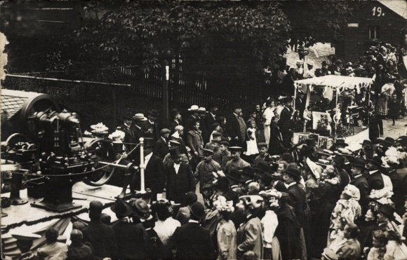 Photo Postcard Lauter Bernsbach in the Ore Mountains Saxony, parade, float, steam engine