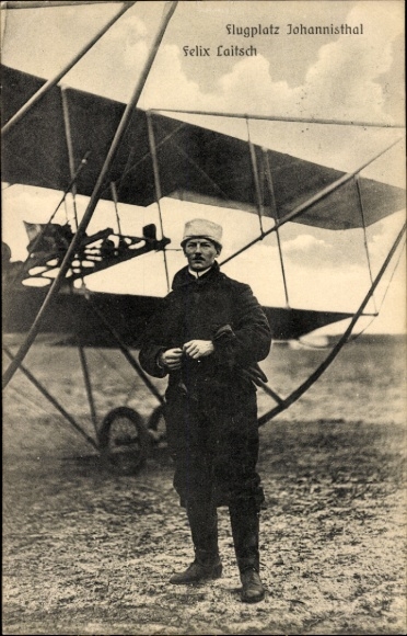 Postcard Berlin Treptow Johannisthal, pilot Felix Laitsch in front of his plane