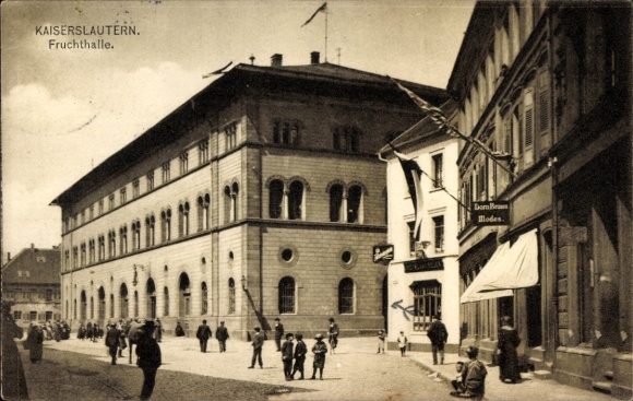 Ak Kaiserslautern in der Pfalz, Fruchthalle, Gebäude, Personen, Straßenansicht