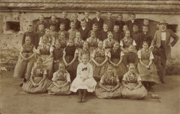 Photo Postcard Schleife in Upper Lusatia, school class with teacher Knote, girl in Wendish costume