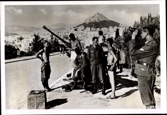 Photo Heinrich Hoffmann, German anti-aircraft guns in Athens, Wehrmacht soldiers, May 1941