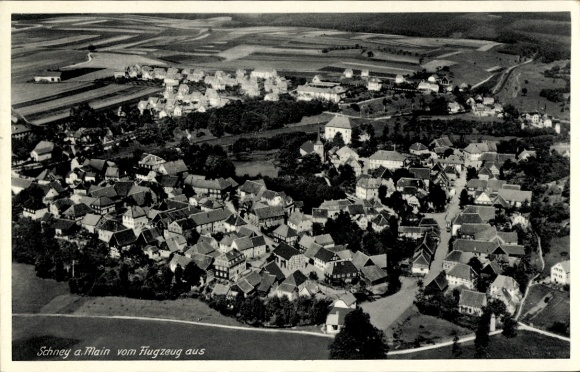 Ak Schney Lichtenfels im Obermainland Oberfranken, Luftaufnahme, Wohnhäuser, ländliche Umgebung, 