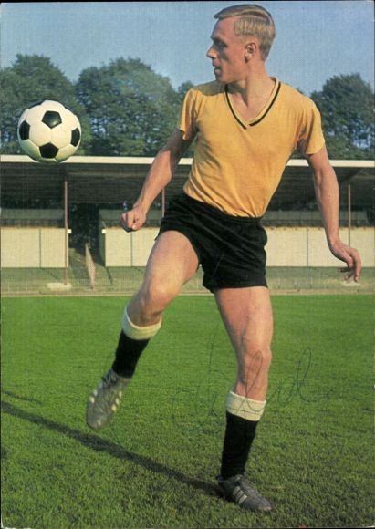 PC football player Siegfried Held with football, Borussia Dortmund, Aral trading card