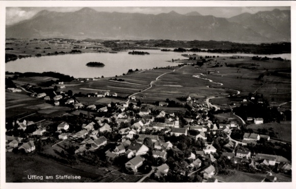 Ak Uffing am Staffelsee Oberbayern, Luftaufnahme von Uffing, Staffelsee, Berge im Hintergrund