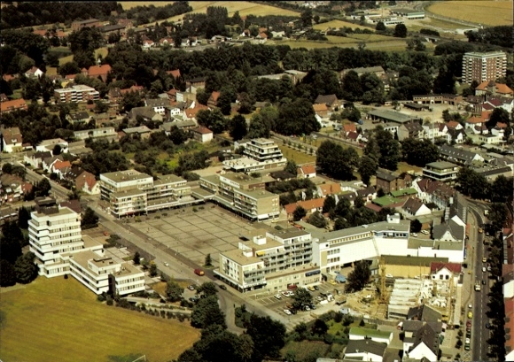 Ak Ahrensburg in Holstein, Luftaufnahme von  Wohngebäude, Einkaufszentrum, ländliche Umgebung