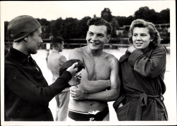 Foto Portrait von Schwimmern, Frau im Bademantel, Mann in Badehose