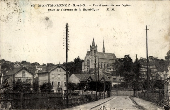 Ak Montmorency Val d’Oise, Ansicht der Kirche, umgeben von Häusern, Wald, beschriftet