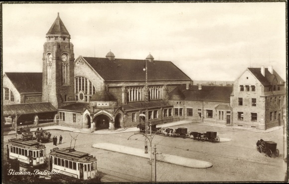 Ak Gießen an der Lahn Hessen, Bahnhof, Straßenansicht, Straßenbahnen