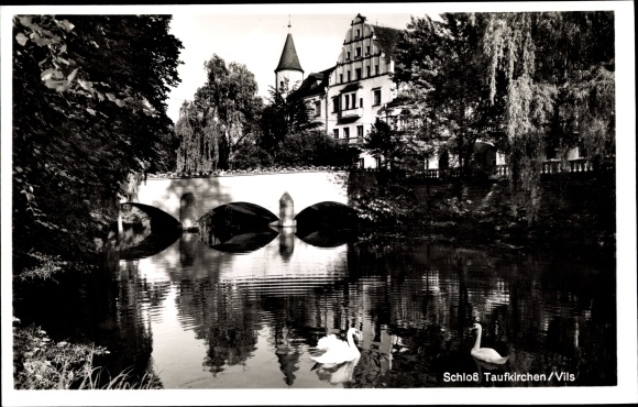 Ak Taufkirchen Oberbayern, Schloss, Schwanenteich, Brücke