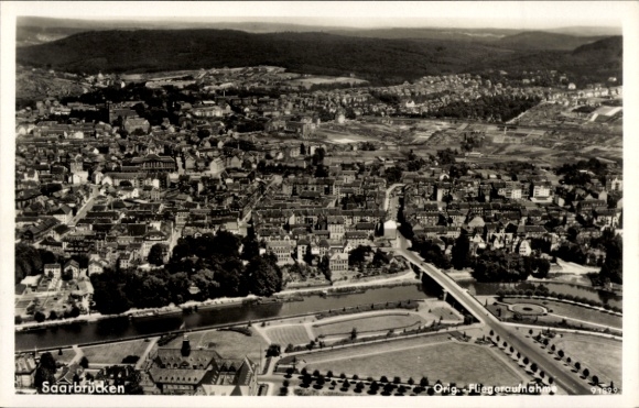 Ak Saarbrücken im Saarland, Luftbild von  Fluss und Brücke, Stadtansicht