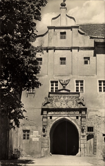 Postcard Sonnewalde in Niederlausitz, entrance to the castle, now the city council